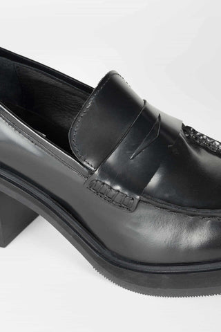 MOCASÍN TACÓN NEGRO