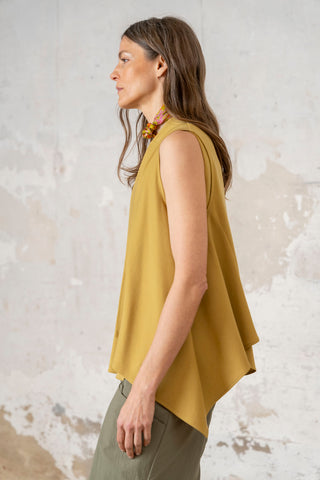 CHALECO PICOS ASIMÉTRICO MOSTAZA