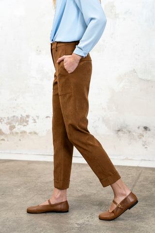 PANTALON ESTRECHO VUELTA ABAJO CAMEL