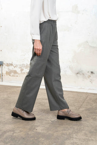 PANTALON GRIS RECTO BOLSILLOS LATERALES