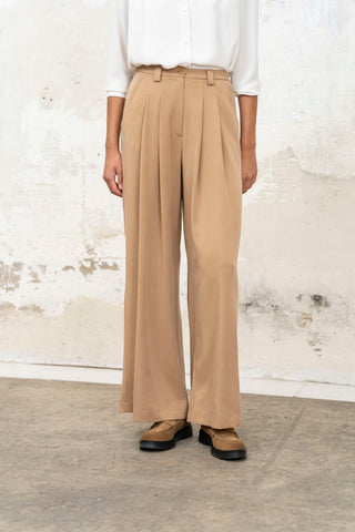 PANTALON BEIGE PINZAS TAPETAS TRASERAS