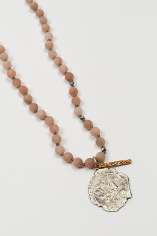 Collar Arvyn rosa empolvado